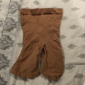 SKIMS sculpting short mid thigh colour OCHRE